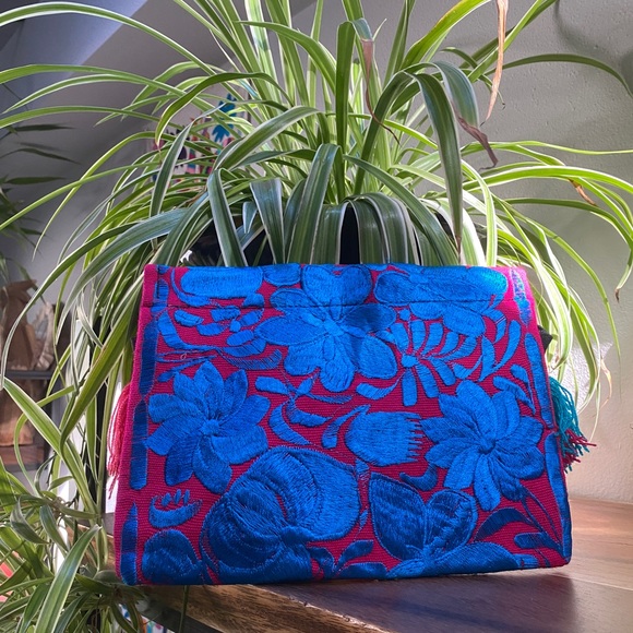 Tassled envelope clutch with zippered closure - Picture 4 of 11